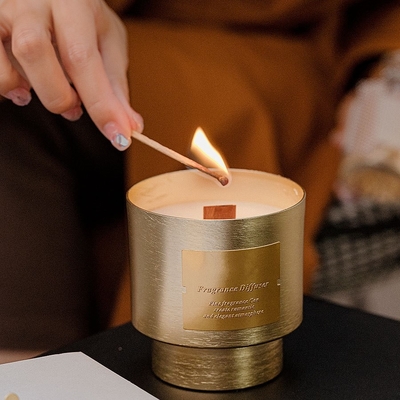 AROMA HOME कस्टम यूनिक प्राइवेट लेबल वुड विक लक्ज़री सोया वैक्स गोल्ड प्लेटेड मेटल जार कैंडल वैलेंटाइन डे गिफ्ट के लिए